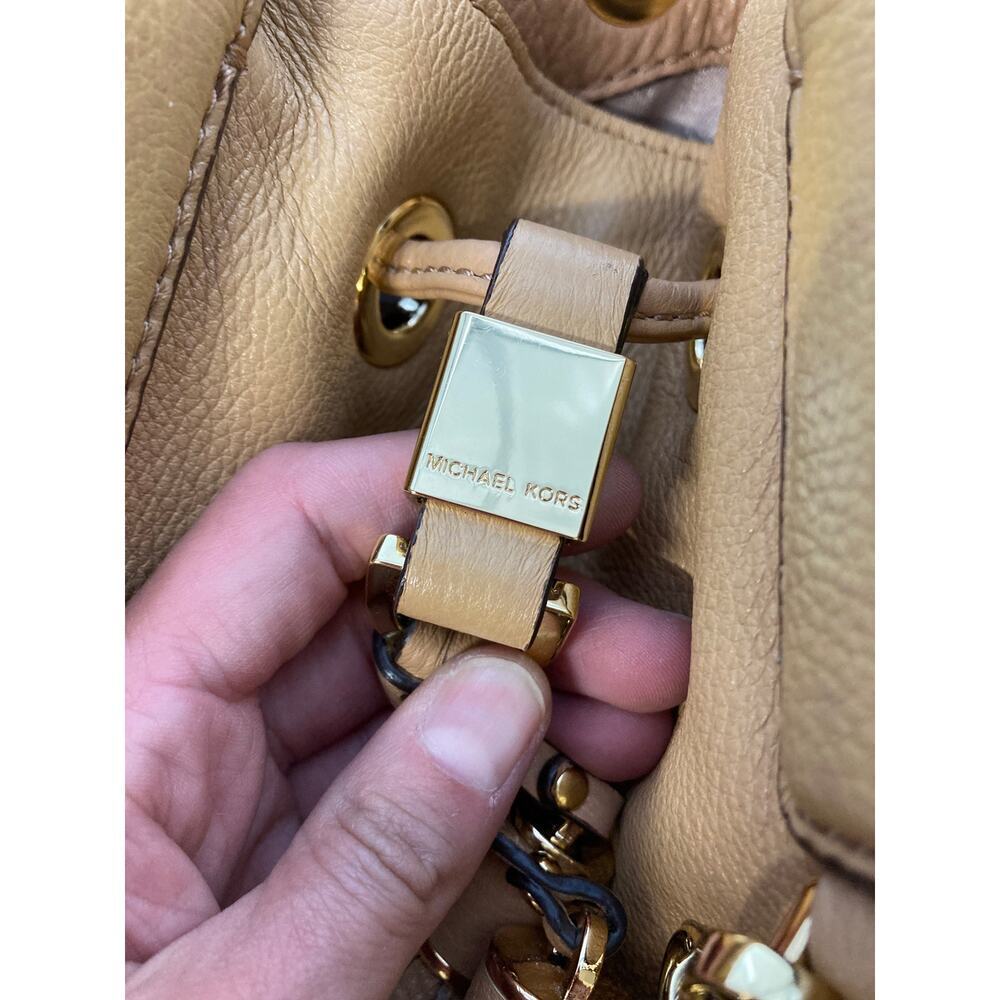 MICHAEL KORS, LARGE CAMEL LEATHER CROSSBODY BAG WITH TASSEL - Picture 15 of 16